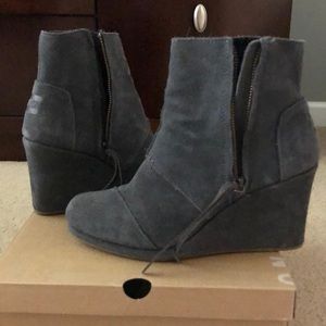 Tom’s Desert Wedge High Dark Grey Suede